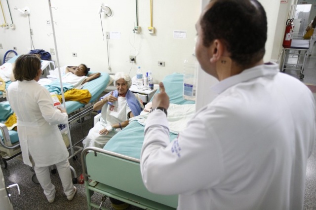 Neumar conforta os pacientes - Nessas horas é impossível não crer em Algo
